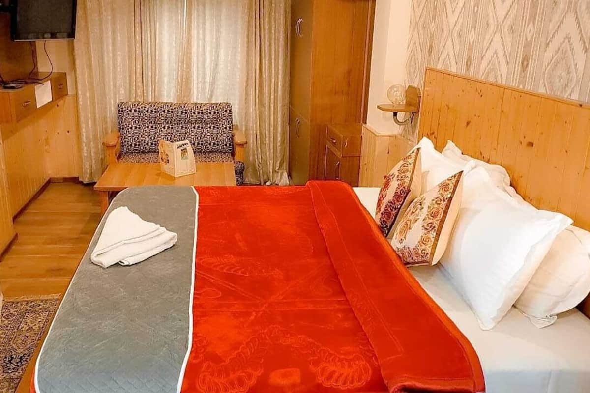 Deluxe room at Hotel Seraj International Manali